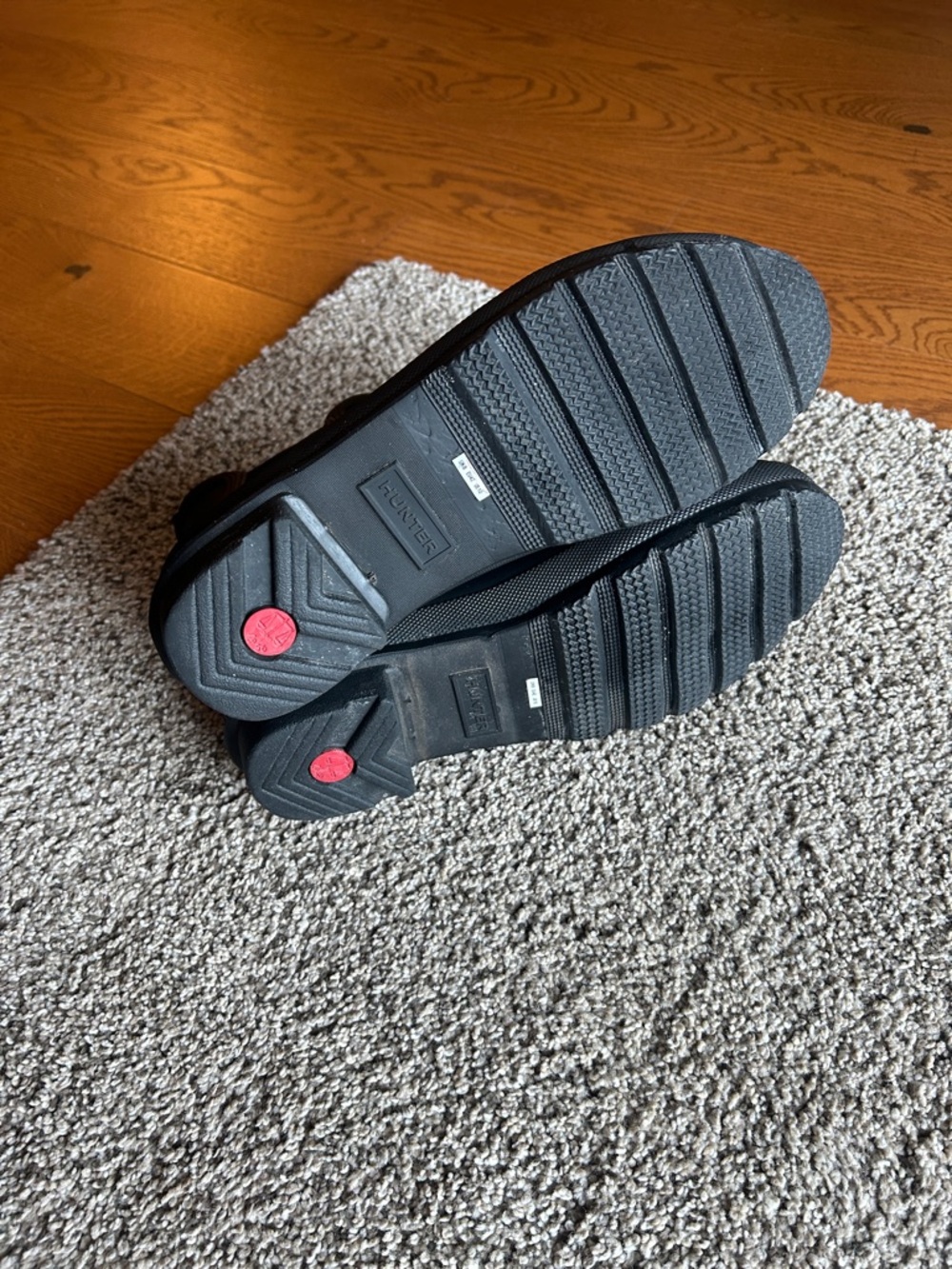 Hunter Black Chelsea Short Rain Boots with Red Logo - Picture 4 of 6